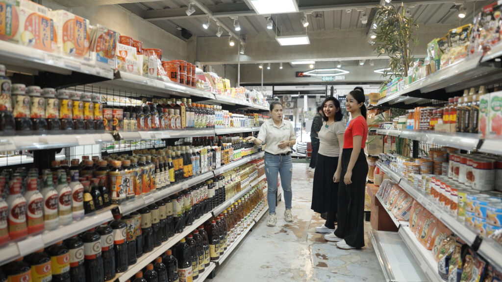 New Hatchin Grocery Aisle